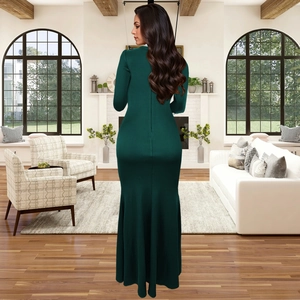 Détail d'une robe longue vert foncé à manches longues avec coupe ajustée et drapé élégant