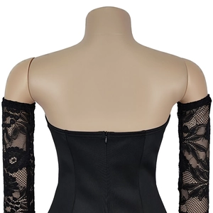 Détail du haut corset bustier noir avec fermeture éclair au dos et manches en dentelle