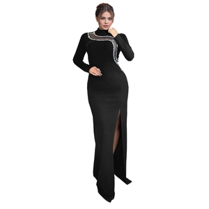 Robe longue noire à manches longues avec fente, ornements en strass et détail de mesh