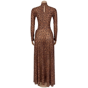 Dettaglio del retro dell'abito leopardato con collo alto e chiusura a goccia sul retro