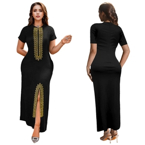 Détail d'une robe noire élégante avec motifs ethniques en strass dorés et fente latérale