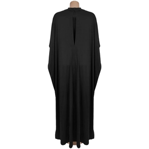 Rückansicht eines schwarzen Maxi-Kaftan-Kleides mit Fledermausärmeln und Schlüsselloch-Ausschnitt