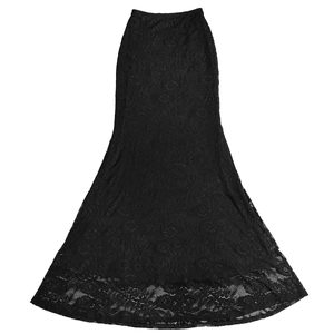 Détails de la dentelle florale et de l'ourlet sirène de cette robe de soirée noire élégante