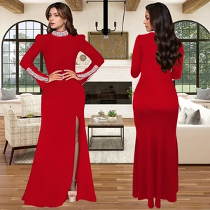 Détail d'une robe rouge à manches longues avec strass blancs au col et aux poignets