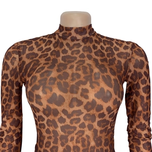 Dettaglio del top leopardato in mesh a collo alto con tessuto traslucido e maniche lunghe