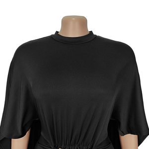 Nahaufnahme von Stehkragen und Fledermausärmeln an einem schwarzen Kleid