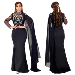 Détail d'une robe de soirée noire avec des strass argentés et des manches cape en mousseline