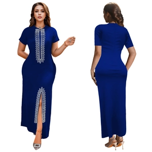 Détails de la robe moulante bleu royal avec motifs strass argentés et fente latérale