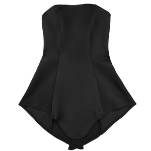Détail du haut bustier noir avec ourlet asymétrique en pointe et coupe moulante ajustée