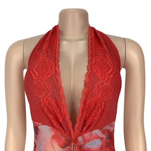 Detailaufnahme des tiefen V-Ausschnitt-Bodys mit roter Blumenspitze und bedrucktem Netz