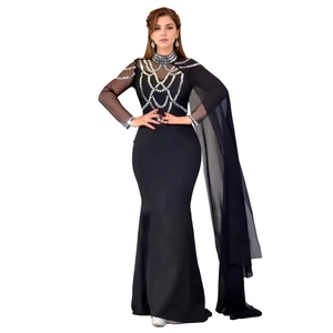 Détail d'une robe de soirée noire élégante avec strass argentés et longue cape en tulle