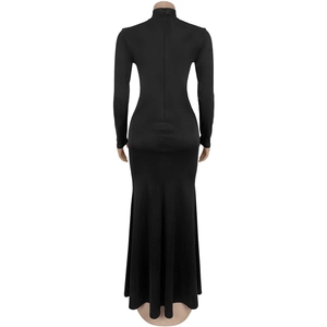 Détail d'une robe de soirée noire ajustée avec col montant et ourlet en queue de poisson