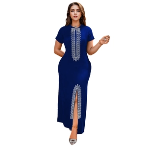 Détail des sequins argentés et de la fente haute sur la robe longue bleue ajustée