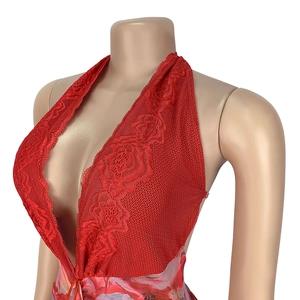 Detailansicht eines roten Spitzen-Neckholder-Kleides mit Blumenmuster-Mesh
