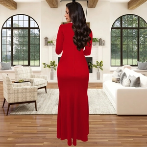 Détail du dos d'une robe de soirée rouge moulante avec dos nu et fermeture éclair invisible