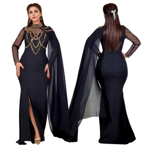 Détail de la robe noire élégante présentant des broderies complexes de paillettes dorées