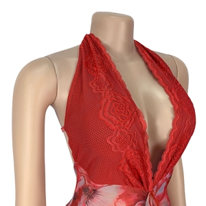 Detail eines roten Neckholder-Kleids mit Spitze, tiefem V-Ausschnitt und Blumendruck