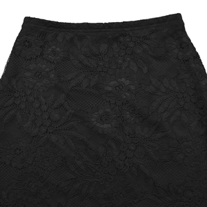 Détail de la texture de dentelle florale noire et de la taille d'une jupe transparente