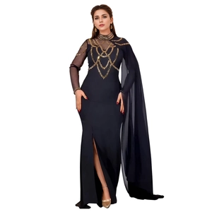 Détail de robe de soirée noire avec paillettes dorées et strass élégants sur le bustier