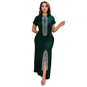 Détail des motifs en strass ethniques sur une robe moulante vert foncé fendue