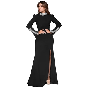 Détail d'une robe noire moulante à col haut avec strass argentés et manches évasées