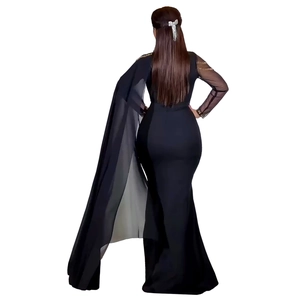 Détail d'une robe noire élégante avec manches cape en voile et finitions en strass dorés
