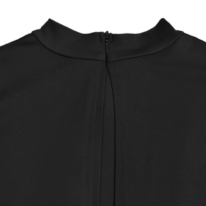 Detail des Stehkragens und verdeckten Reißverschlusses am schwarzen, schmalen Kleid