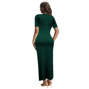 Détail d'une robe maxi élégante vert foncé avec coupe ajustée et fermeture éclair au dos