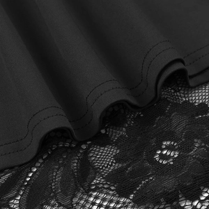 Gros plan détaillé des coutures en tissu noir et de l'ourlet en dentelle florale complexe