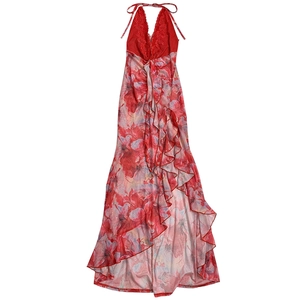 Detail eines roten Blumen-Neckholder-Kleides mit Spitzenbesatz und unregelmäßigem Saum