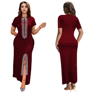 Détails de la robe bordeaux avec des motifs ethniques étincelants en strass argentés