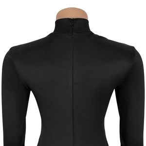Vue détaillée de la robe noire à col montant avec fermeture éclair invisible au dos
