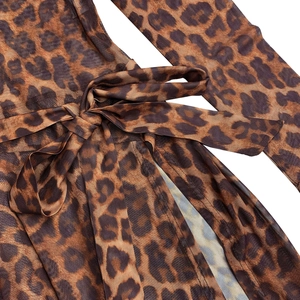 Dettaglio del tessuto in rete leopardata trasparente con elegante fiocco in vita regolabile