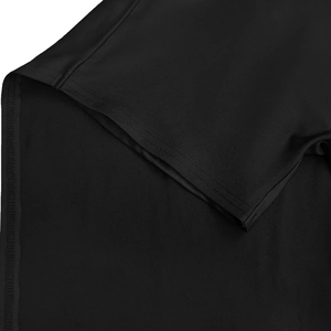 Detaillierte Makroaufnahme der hochwertigen Doppelnadelnaht an schwarzen Strickkleidärmeln
