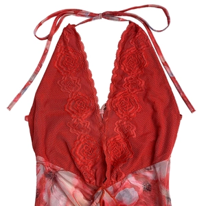 Nahaufnahme der roten Blütenspitze und Neckholder V-Ausschnitt mit Blumenmuster