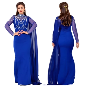 Détail d'une robe sirène bleu marine élégante avec strass et manches cape fluides