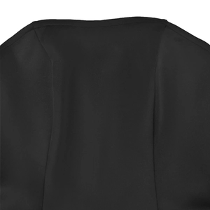 Détail du haut bustier en maille noire montrant les coutures précises et la texture du tissu