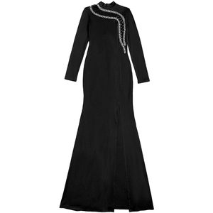 Détail d'une robe longue noire élégante avec sequins argentés et fente latérale fluide