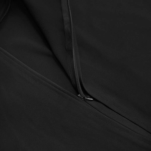 Detaillierte Makroaufnahme der Reißverschlussnaht an einem schwarzen Kleid