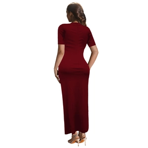 Vue arrière d'une robe longue rouge foncé élégante et ajustée avec fermeture éclair