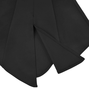 Détail de l'ourlet de la robe noire montrant la fente croisée et les coutures de qualité