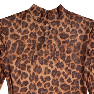 Dettaglio del collo a lupetto e tessuto a rete trasparente con stampa leopardata