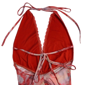 Detailansicht eines roten Neckholder-Bodys mit Spitzenbesatz und Vintage-Blumendruck