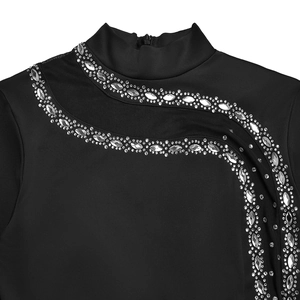 Détail de robe noire à col montant avec empiècement en mesh et pampilles de strass