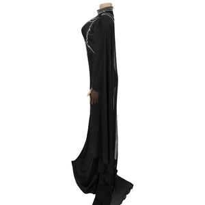 Détail de robe élégante noire moulante avec strass argentés et manches châle en tulle