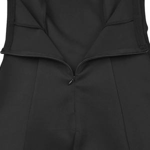 Détail de la fermeture éclair invisible et texture verticale sur la robe noire chic