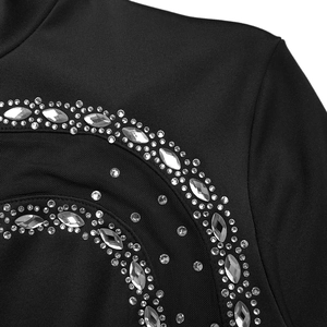 Gros plan de strass argentés et chaîne en cristal sur le tissu d'une robe noire en maille