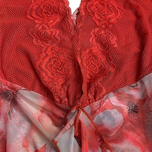 Nahaufnahme der roten Blumenspitze mit Rosenmustern und Mesh-Stoff-Details