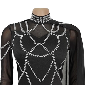 Détail de la robe élégante en résille noire avec des strass et un col montant chic