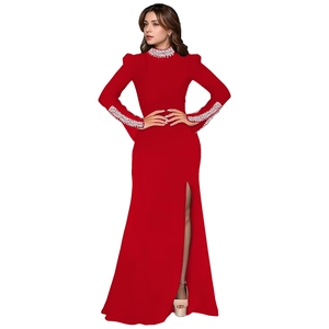 Détails des ornements en strass sur l'encolure et les épaules d'une robe de soirée rouge